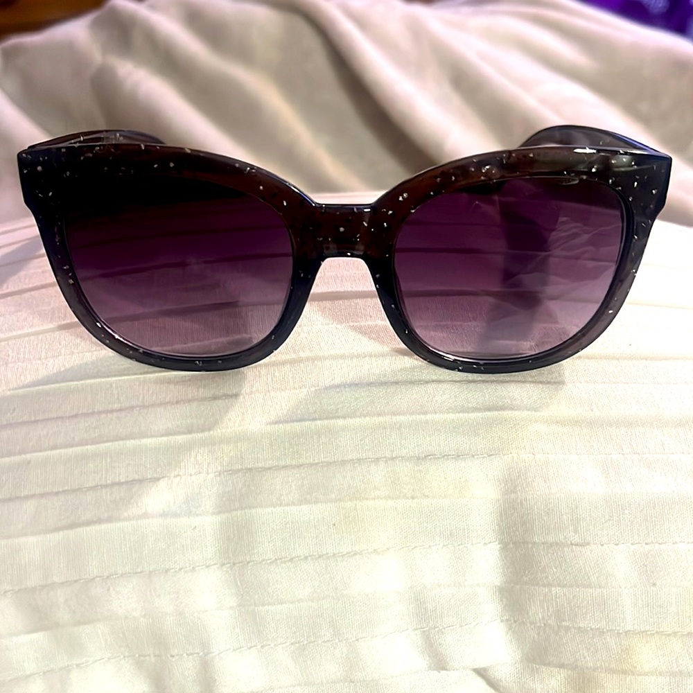 New without tags. Guess black and sparkle sunglasses